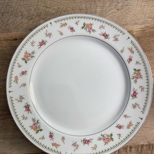 Abingdon Fine Porcelain China 10” Dinner Plates. (Set of 8)